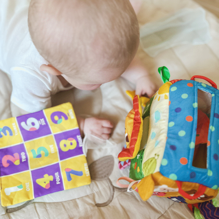 WOOPIE BABY Zabawka Edukacyjna Sensoryczna Pani Metka Pudełeczko Chusteczek - obrazek 4