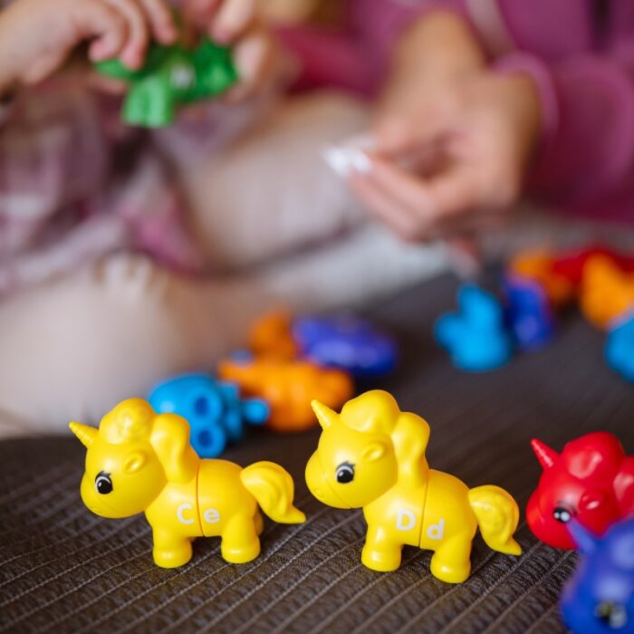 WOOPIE Figurki Montessori Zestaw Edukacyjny Jednorożce do Składania "Dopasuj Literki" 13 el. - obrazek 6